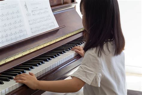 어린 소녀가 피아노 연주 사진 무료 다운로드 Lovepik