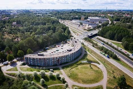 Asuintalo rakennettiin moottoritien varteen, Helsingin kaupunki myönsi ...