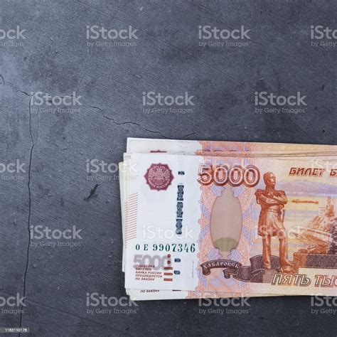회색 시멘트 배경에 누워 루블의 러시아 돈 지폐의 큰 스택 명에 대한 스톡 사진 및 기타 이미지 명 천 루블 지폐 갈색 iStock