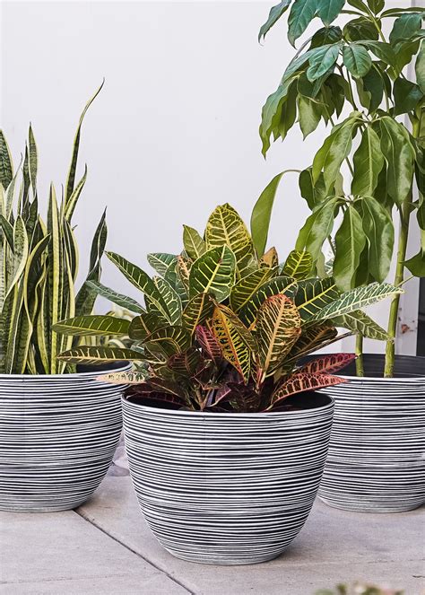 Xbrand Modern Nested Round Textured Indoor Outdoor Pot Planter Set Of