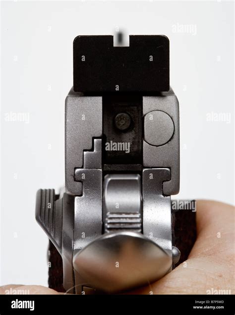 Apuntando Una Pistola Fotografías E Imágenes De Alta Resolución Alamy