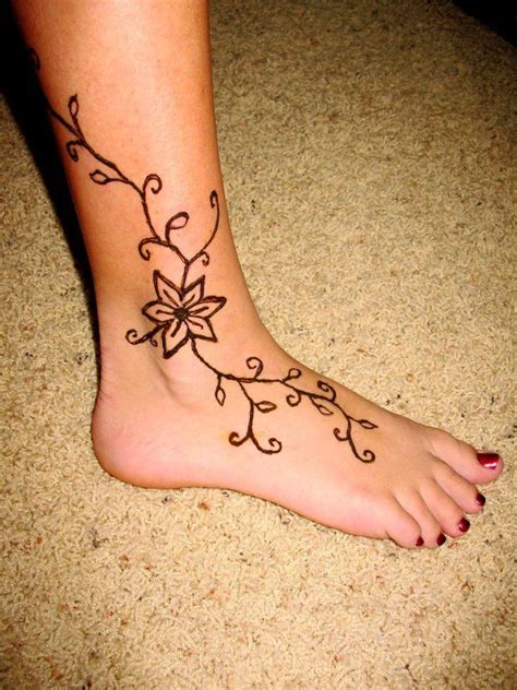 33 Simple Henna Tattoo Designs For Feet