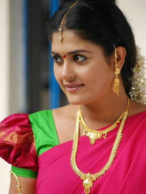 Telugu New 2014 Actress Manjulika Beautiful Saree Hd Images Exclusive