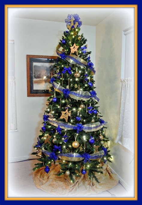 10 Blue And White Christmas Tree