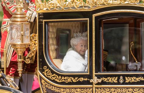 La Reina Isabel Ii Preside La Apertura Del Parlamento Británico