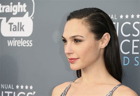 Gal Gadot Posts A Holocaust Memorial To Her Grandfather The Forward