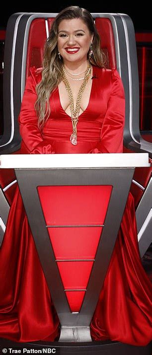 Kelly Clarkson Looks Red Hot In A Cleavage Baring Gown For The Voice Season 20 Live Finale