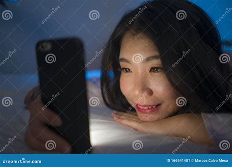 Portrait Einer Jungen Schönen Und Glücklichen Süßen Koreanerin In Pajamas Die Nachts Mit Handy