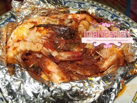 Kalau ada ikan siakap yang segar dari pasar selain dari dimasak ikan bakar, mak che nom potong ikan siakap kepada blok kecil. Perencah ikan bakar resepi mak yang sangat sedapppppppp...!!