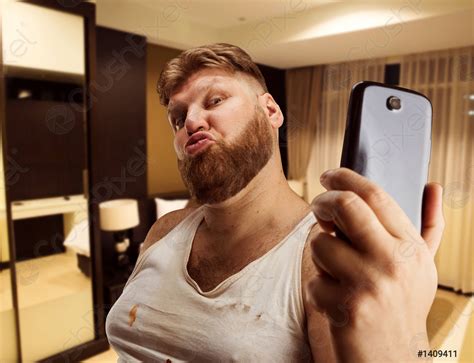 vet glamour man neemt selfie stockfoto 1409411 crushpixel