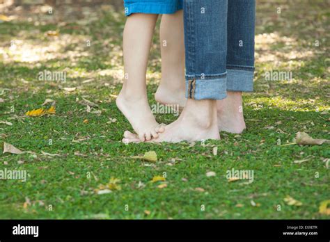 Muchacho Descalzo Y De Puntillas Sobre Los Pies Del Padre Fotograf A De Stock Alamy