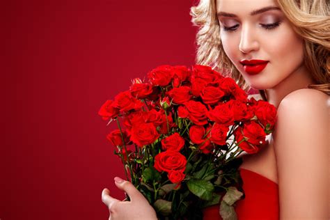 Beautiful Blonde Woman Holding Bouquet Of Red Roses Hd Picture 04 Free Download