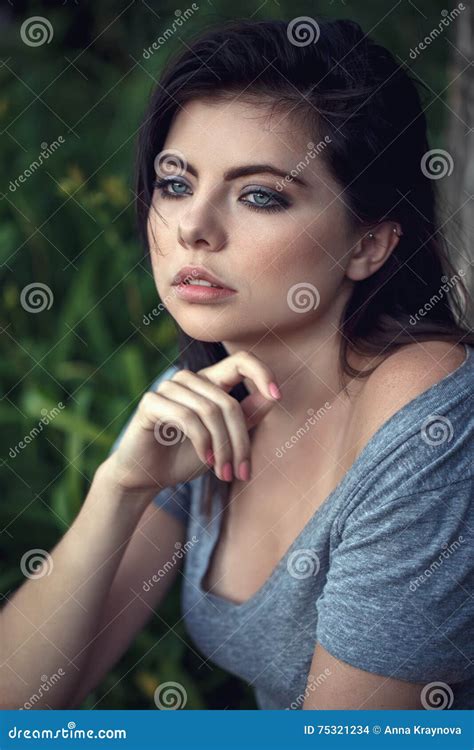 Close Upportret Van Mooie Sexy Jonge Kaukasische Vrouw Met Zwart Haar Blauwe Ogen Die Weg