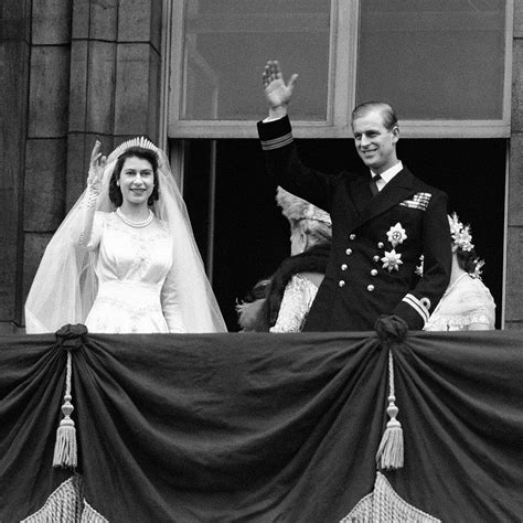 Филипп, герцог эдинбургский, вместе с мамой, принцессой алисой греческой, на свадьбе маргариты баденской и принца томислава карагеоргиевича, 1957 год. Как выглядели королева Елизавета Вторая и принц Филипп в ...