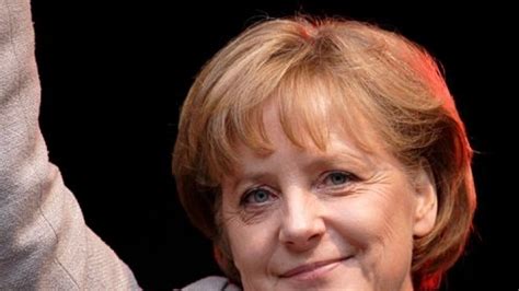 Angela merkel hat ein alter von 67 jahren. Merkel wird privat: Die Frisur muss zwölf Stunden halten ...