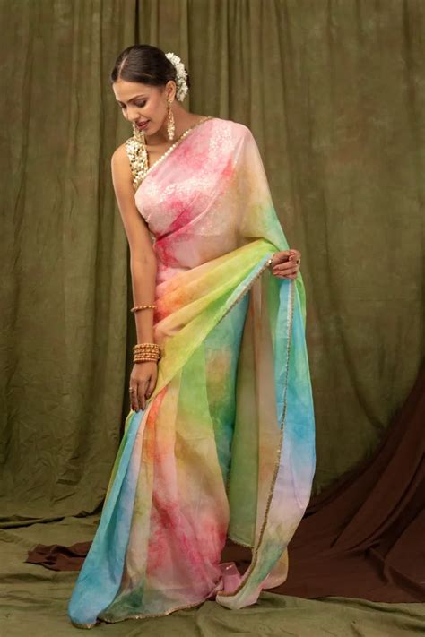 Shibori Tie And Dye Sarees Are The Hottest Trend This Holi Season Tie Dye Outfits Saree Look