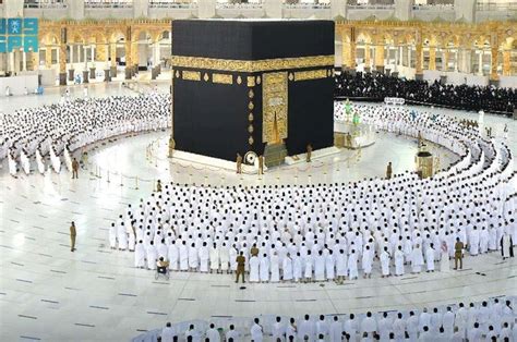 Saudi Arabia Drops Social Distancing At Meccas Grand Mosque Daily Sabah