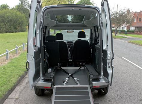 Grazie all'ampliamento del tetto alto il disabile trova una comoda sistemazione nel vano posteriore. Fiat Doblò con abbassamento del pianale - Disabili ...