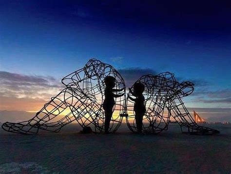 la scultura che vedete è un progetto dell artista ucraino aleksandr milov si chiama “love” e