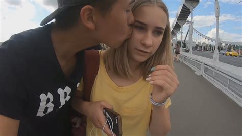 Kissing Selfie Prank In Russia ЦЕЛУЕМ ДЕВУШЕК ПИКАП ПРАНК Хочу