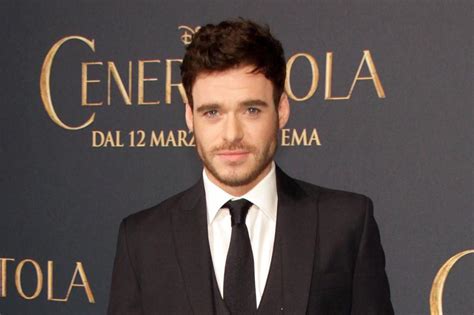 Game of thrones star richard madden (robb stark) marched against police violence this past weekend, with other show alums showing support and at least one game of thrones stepped out, as well: Richard Madden misses his Game of Thrones cloak - LadyFirst