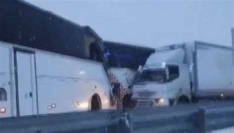 İki yolcu otobüsü zincirleme kazaya karıştı ölü ve yaralılar var