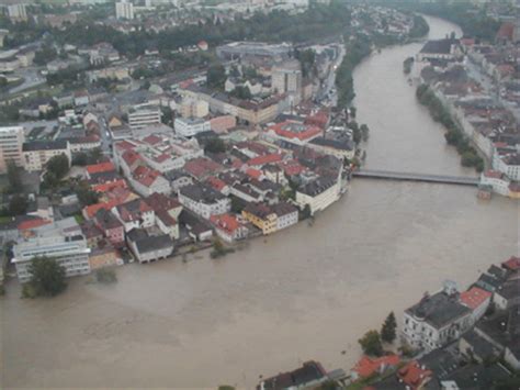Das hochwasser hat uns gezeigt, dass eine geschulte abteilung die. Bilder vom Jahrhunderthochwasser 12. August 2002