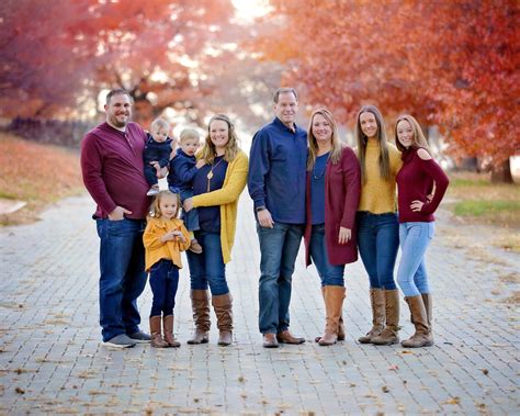 Extended family photo session | Family portrait photographer, Extended family photos, Family 