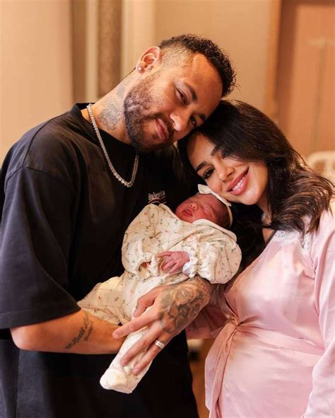 Mavie Neymar E Bruna Biancardi Mostram Primeiras Fotos Da Filha Na Maternidade Veja álbum
