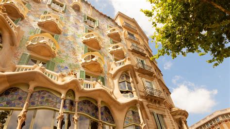 Barcelona Gaudí And Modernism Tour Sandemans New Europe