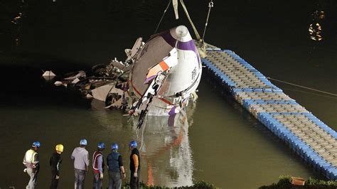 The Pilot Of The Fatal Transasia Crash Is Being Hailed As A Hero
