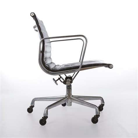 Herzlich willkommen im atelier wohnkunst! Black Herman Miller Original Eames EA335 Office Chair ...