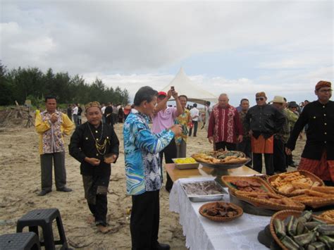 Adat istiadat dilakukan sesuai dengan kebiasaan masyarakat sekitar, dan dari sinilah kekayaan budaya indonesia semakin terasa. Majlis Adat Istiadat Sarawak