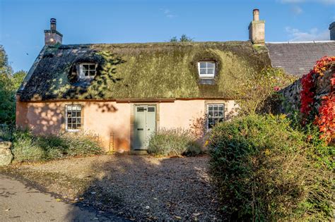 Quaint thatched cottage combines 18th-century charm with modern living ...