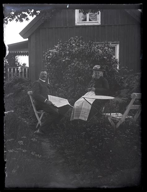 Äldre par sittande i en trädgård ca 1910 västmanlands läns museum digitaltmuseum
