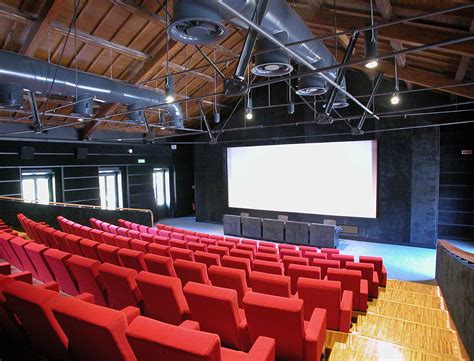 È la soluzione proposta a questa clienti in provincia di parma i quali mi hanno chiesto di sistemare una stanza che era adibita a spazio giochi e stireria. Sala Cinema "Casa del cinema" - Tappezzeria D'Arredamento ...