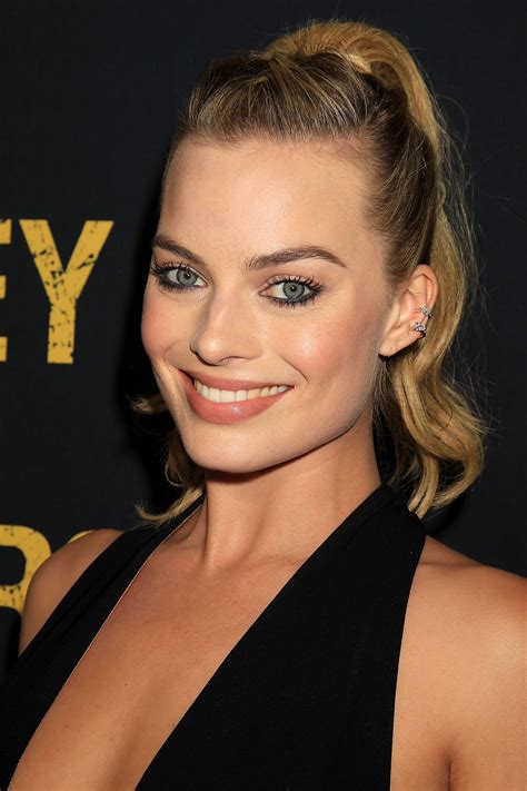 Una commedia nera con un sottotesto più prettamente politico e sociale. MARGOT ROBBIE at Whiskey Tango Foxtrot Premiere in New ...