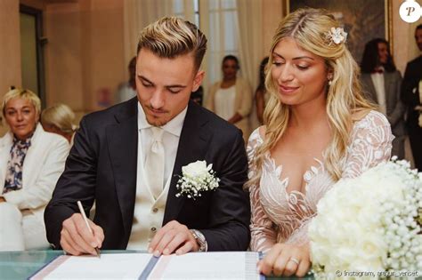 Il est décorateur, et constructeur de décors. Arthur le jour de son mariage avec Elsa Dasc, à la mairie ...