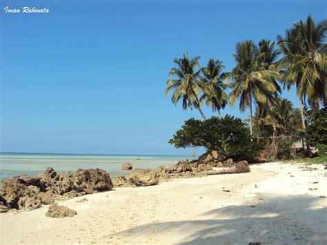 Namun beberapa meter di bawahnya terdapat aliran air asin. Iman Rabinata: Biduk-Biduk, Pesisir Timur Borneo