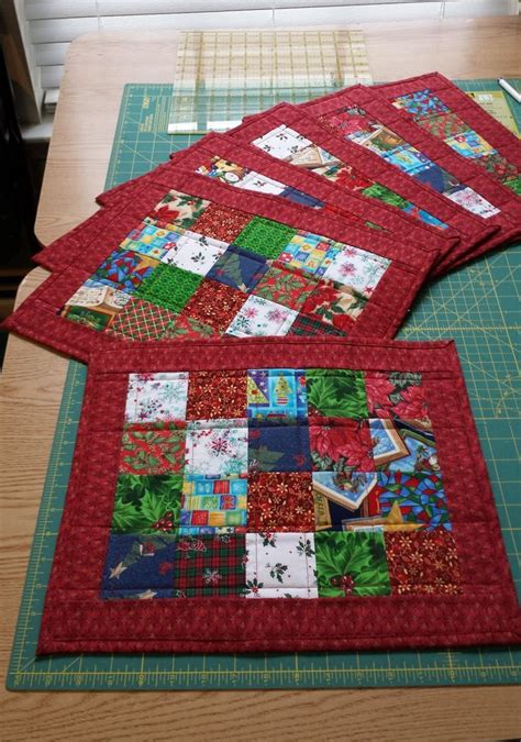 Over 30 free quilted placemat patterns, tutorials, and diy sewing projects. quilted placemats pinterest | Scrappy Christmas Quilted Placemats | Placemats patterns ...