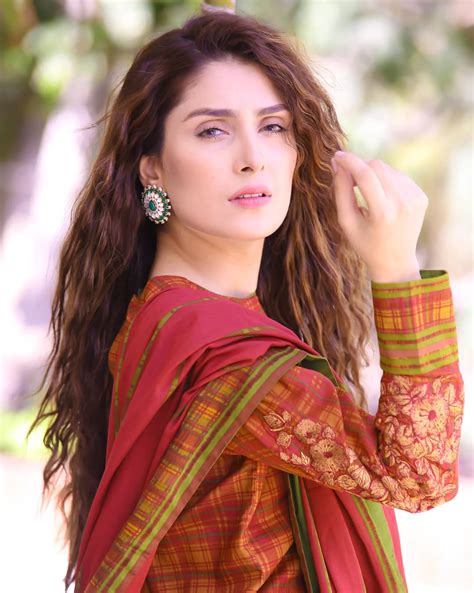 ayeza khan on the set of her upcoming drama yaariyan pakistani drama celebrities