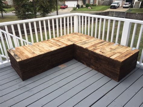 101palletideas shared this amazing diy upholstered sectional sofa tutorial which is a great alternative to the luxurious furniture which costs you a fortune. DIY: Pallet Sectional for Outdoor Furniture - Like The Yogurt