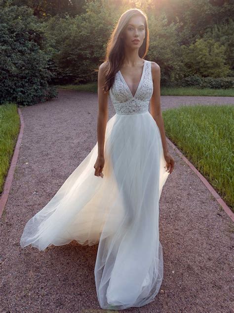Wedding Dresses V Back Top Review Find The Perfect Venue For Your