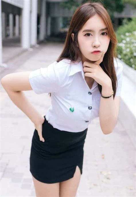 ปักพินโดย Chaiwat ใน High School Girls กระโปรงสั้น สาวมหาลัย