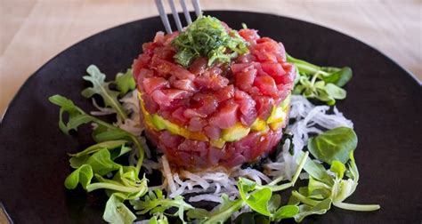 Si se lo cocina de más queda marrón y seco como atún de lata, además de que pierde todas sus virtudes, explica el cocinero martín en japón, es habitual maridar el atún rojo con el sake, su bebida más tradicional, preparada a partir de la fermentación del arroz. Tartar de atún rojo con yema de huevo - Bekia Cocina