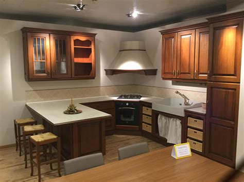 Letto con testiera e giroletto in legno, disponibile nella versione rovere tinto caff rovere tinto weng bed notte night noche. Berloni Cucine Cucina Mozart Legno - Cucine a prezzi scontati