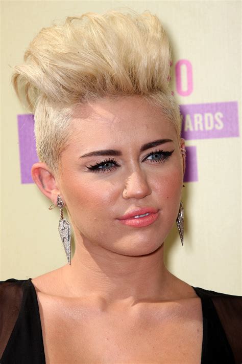 Noted for her distinctive raspy voice, her music spans a range of styles. фотография Майли Сайрус