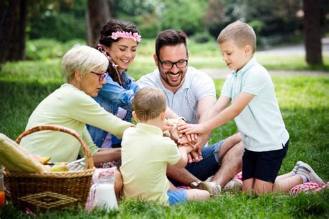 Familia De Varias Generaciones Disfrutando De Un Picnic En Un Parque