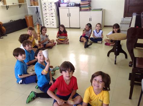 alunos do infantil experimentam diferentes instrumentos musicais sistema logosófico de