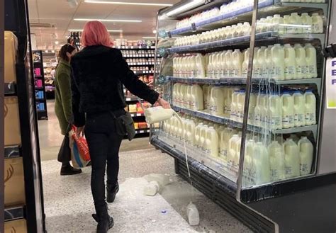 इंग्लंडमध्ये स्वाभिमानी स्टाईल आंदोलन दूध फेकून व्यक्त होत आहे रोष